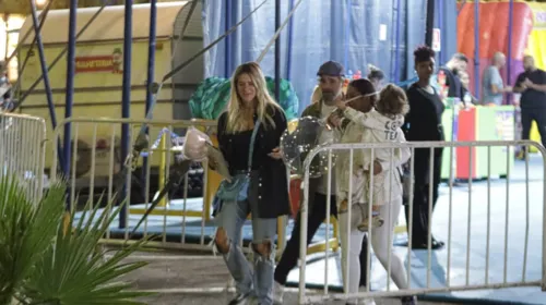
				
					Giovanna Ewbank e Bruno Gagliasso são tietados por fãs em circo no Rio de Janeiro
				
				