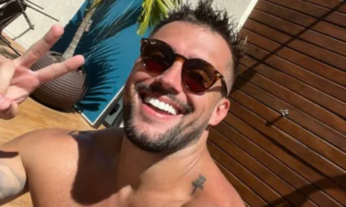 
				
					Ex-BBB Arthur Picoli toma banho só de sunga e volume chama atenção da web; veja vídeo
				
				