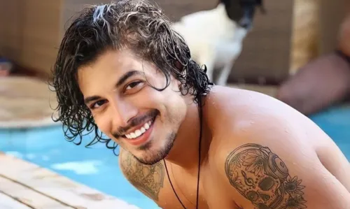 
				
					Douglas Sampaio estreia em plataforma adulta e fala sobre sexualidade: 'Não me rotulo a nada'
				
				