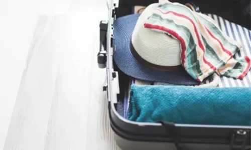 
				
					Aprenda a dobrar roupas e economize espaço na mala na hora de viajar
				
				