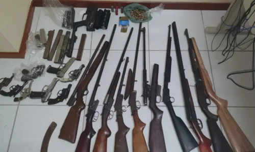 
				
					Operação prende duas pessoas e apreende 45 armas em Feira de Santana
				
				