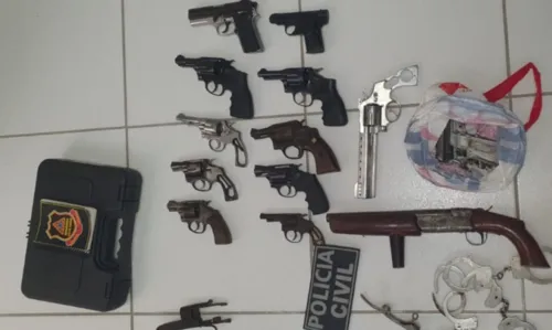 
				
					Operação prende duas pessoas e apreende 45 armas em Feira de Santana
				
				