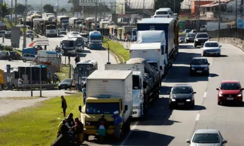 
				
					Caixa paga neste sábado terceiro lote do benefício para caminhoneiros e taxistas
				
				