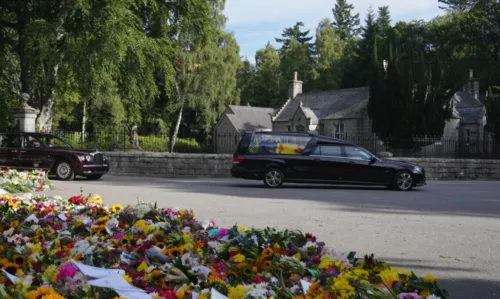 
				
					Cortejo com corpo da rainha Elizabeth II começa e faz primeira parada três dias após morte da monarca
				
				