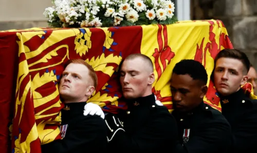 
				
					Cortejo com corpo da rainha Elizabeth II começa e faz primeira parada três dias após morte da monarca
				
				