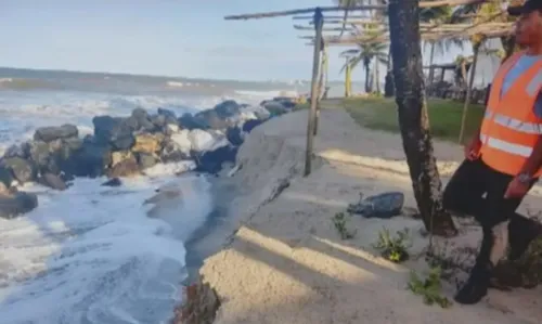 
				
					Alta da maré no sul da Bahia gera transtornos em rodovia e interdita trecho da BA-001
				
				