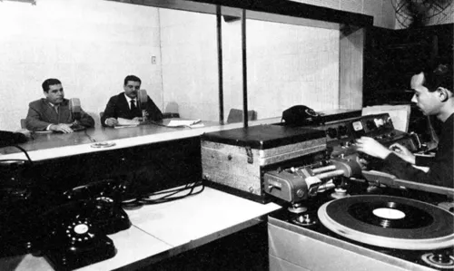 
				
					Do estúdio ao streaming: 100 anos da 1ª transmissão de rádio no Brasil
				
				