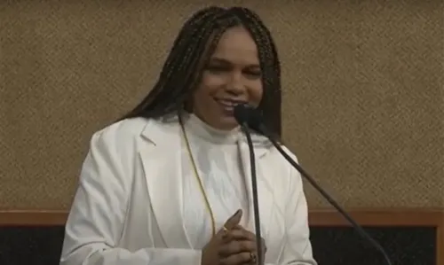 
				
					Cantora carioca Teresa Cristina recebe título de cidadã baiana na Assembleia Legislativa da Bahia
				
				