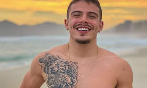 
				
					Ator Thomaz Costa, ex de Larissa Manoela, é o quarto participante confirmado em 'A Fazenda 14'
				
				