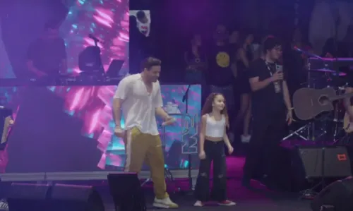
				
					Salvador Fest 2022: Safadão dança com a filha e puxa parabéns para o caçula no palco
				
				