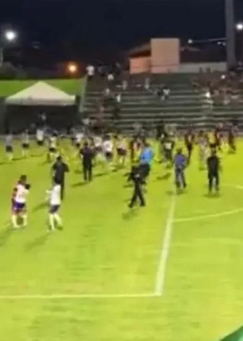 
				
					Reinauguração de estádio em Simões Filho termina em pancadaria entre jogadores do sub-20 do Bahia e Vitória
				
				