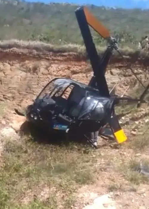 
				
					Helicóptero com deputado federal João Bacelar cai em Monte Santo, no norte da Bahia
				
				