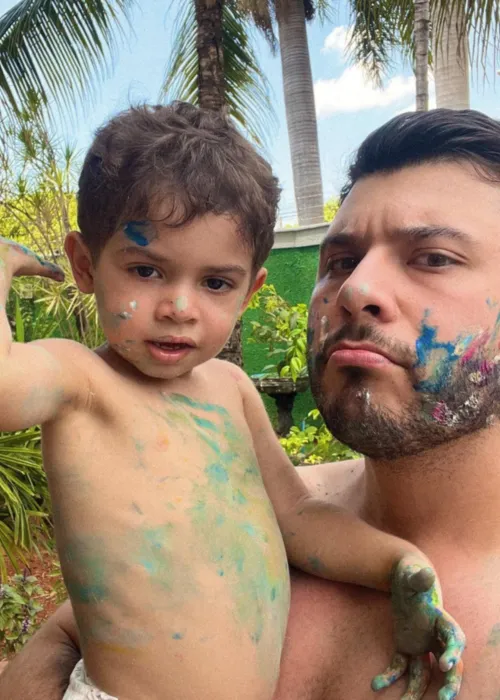 
				
					Filho de Marilia Mendonça se diverte com o pai, Murilo Huff, em tarde de sol
				
				