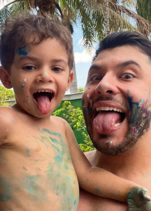 
				
					Filho de Marilia Mendonça se diverte com o pai, Murilo Huff, em tarde de sol
				
				