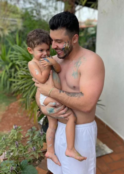 
				
					Filho de Marilia Mendonça se diverte com o pai, Murilo Huff, em tarde de sol
				
				