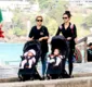 
                  Nanda Costa e Lan Lanh passeiam com filhas gêmeas na orla do Rio de Janeiro; veja fotos