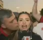 
                  Repórter diz que torcedor do Flamengo a xingou e a beijou no ombro antes de aparecer no ar