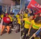 
                  Grupos de campanhas de candidatos apoiados por Bolsonaro e Lula dançam juntos em Salvador
