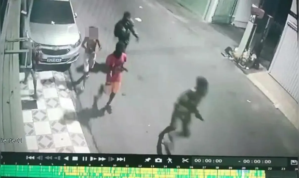 Revoltante: criança de 8 anos é filmada segurando arma e usando droga em  baile de facção - REDAÇÃO MT