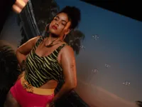 Rachel Reis apresenta seu pop tropical de referências baianas em 'Meu Esquema'