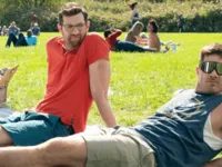 Comédia romântica 'Mais que amigos' foca em relações homoafetivas e agrada público
