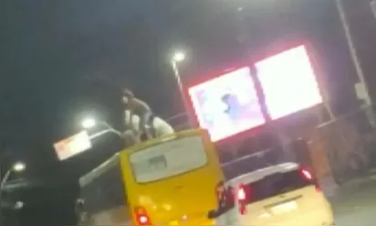 
		Homens são flagrados 'surfando' no teto de ônibus em Salvador