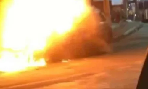 
				
					Carro fica destruído após pegar fogo na orla de Salvador
				
				