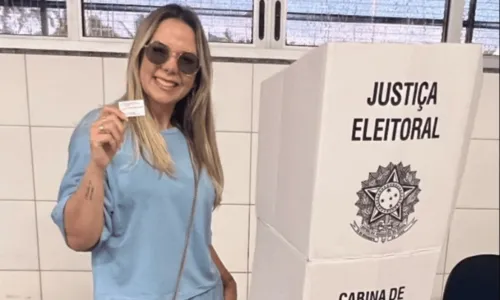 
				
					Famosos baianos vão às urnas no estado; veja o voto dos artistas no segundo turno das Eleições 2022
				
				