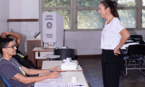 
				
					Ivete Sangalo comemora voto em Salvador: 'Acima de tudo um direito'
				
				
