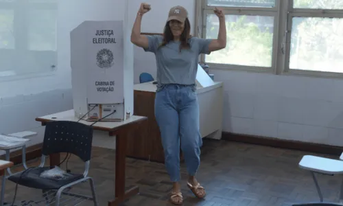 
				
					Famosos baianos vão às urnas no estado; veja o voto dos artistas no segundo turno das Eleições 2022
				
				