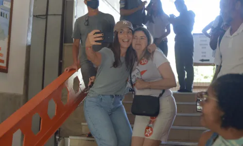 
				
					Ivete Sangalo posa com fãs após votar no bairro do Canela, em Salvador; veja fotos
				
				