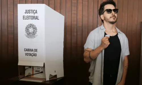 
				
					Famosos vão às urnas em todo o Brasil para o segundo turno das Eleições; acompanhe o voto dos artistas
				
				