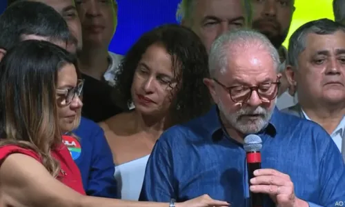 
				
					'Tentaram me enterrar vivo, e agora estou aqui, para governar o país', diz Lula em primeiro discurso após eleição
				
				