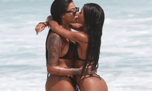 
				
					Ludmilla e Brunna Gonçalves trocam beijos durante passeio em praia; veja fotos
				
				