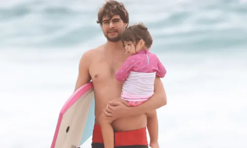
				
					Rafa Vitti curte feriado na praia com a filha Clara Maria; veja fotos
				
				
