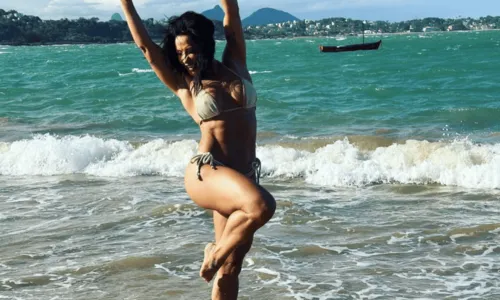 
				
					Scheila Carvalho impressiona web ao ostentar corpão durante passeio na praia: 'Dorme no formol'
				
				