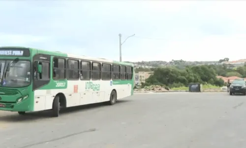 
				
					Após suposto toque de recolher, ônibus voltam a circular no bairro de Cajazeiras VI, em Salvador
				
				
