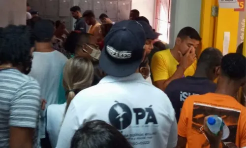 
				
					Locais de votação registram confusão e longas filas em Salvador
				
				
