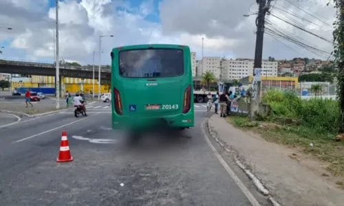 
				
					Homem morre em acidente com moto e ônibus na região do Largo do Retiro, em Salvador
				
				