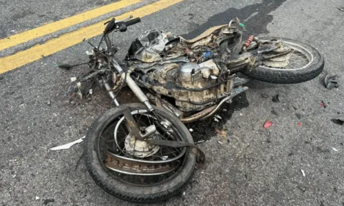 
				
					Casal morre após motocicleta bater com carreta em Itamaraju
				
				