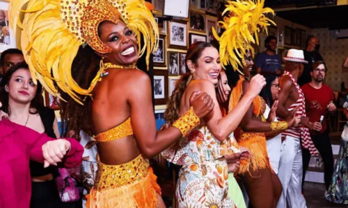 
				
					Patrícia Poeta comemora aniversário com samba e equipe do 'Encontro': 'Turma que amo'
				
				