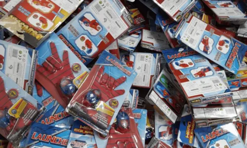 
				
					Operação apreende quase 3 mil brinquedos falsificados no centro de Salvador
				
				