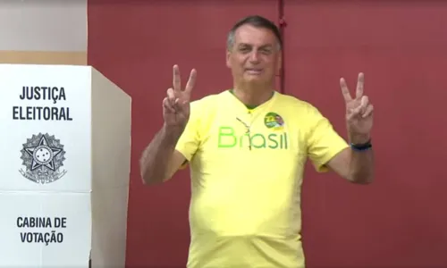
				
					Jair Bolsonaro vota para o 2º turno das eleições na Vila Militar, no Rio de Janeiro
				
				