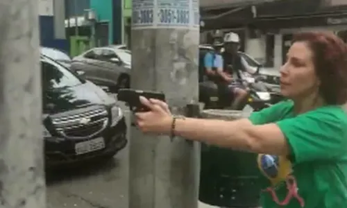 
				
					Deputada Carla Zambelli saca arma e aponta para homem em São Paulo; veja
				
				