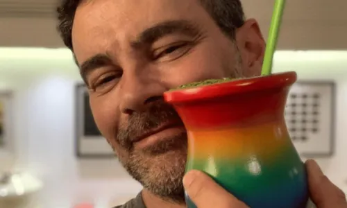 
				
					'Orgulho é o único antídoto', diz Carmo Dalla Vecchia sobre homossexualidade e aceitação
				
				