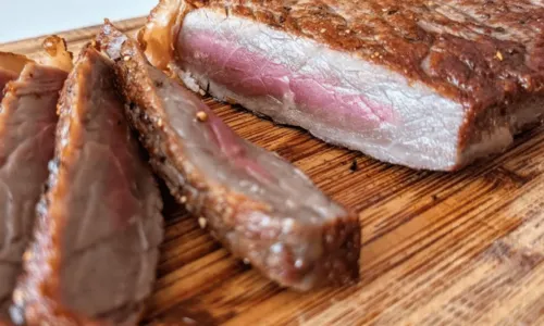 
				
					Dia do Nordestino: Aprenda a fazer uma carne do sol perfeita com farofa, banana assada e bacon
				
				