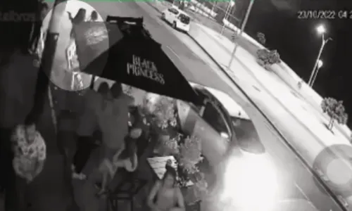 
				
					Grupo armado mata duas pessoas em frente a bar de influenciador digital, no Rio Vermelho, em Salvador
				
				