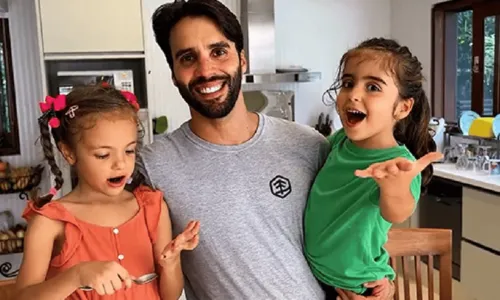 
				
					Daniel Cady ensina receita de bolo com filhas gêmeas e diverte web: 'Que coisa linda'
				
				