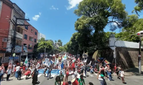 
				
					Por causa de cortes na educação, estudantes da Ufba realizam protesto no Centro de Salvador
				
				