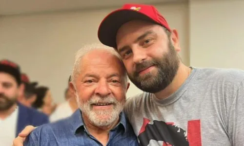
				
					Filho de Lula posta foto com pai após vitória e chama atenção na web: 'gato'
				
				